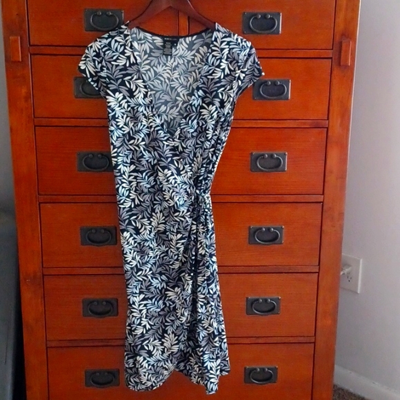 BCBGMAXAZRIA womans Leaf print wrap midi dress size Medium . - Picture 1 of 6